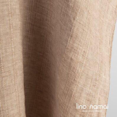Lininis audinys iš rudų ir smėlio spalvos verpalų su vertikaliomis juostelėmis