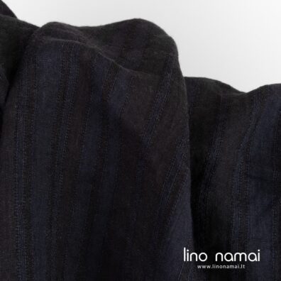 Lininis audinys juodais, tamsiai mėlynais dryžiais skalbtas drabužiams, namų tekstilei siūti