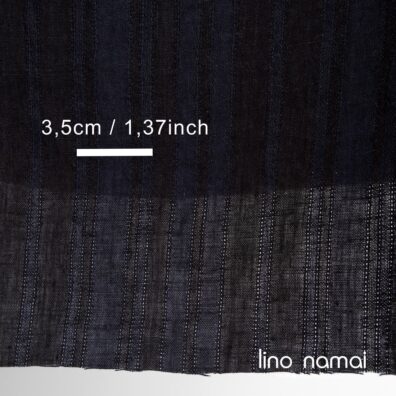 Lino audinys vertikliais tamsiai mėlynais ir juodais dryžiais, ažūrinėmis juostelėmis