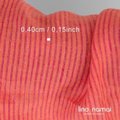 Lino audinys išaustas tankiomis ir retesnėmis vertikaliomis juostelėmis iš ryškiai rožinių ir rausvų verpalų