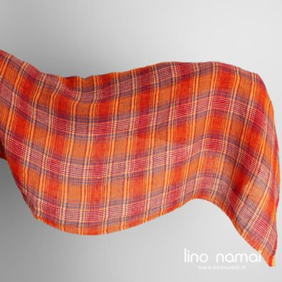 Permatomas lininis audinys oranžiniais langeliais skalbtas