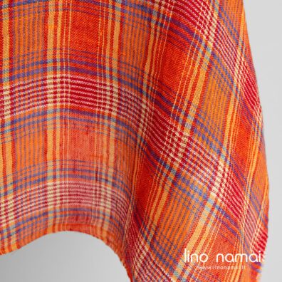 Permatomas lininis audinys oranžiniais langeliais skalbtas minkštas švelnus