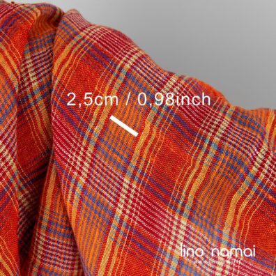 Languotas permatomas lino audinys iš oranžinių, raudonų, mėlynų, žalių verpalų