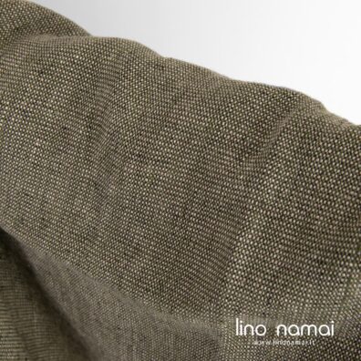 Šiame sunkiame, tvirtame, vidutinio storio lino audinyje suaudėme tamsiai žalius, juodus, tamsius pilkai rudus ir rusvai pilkus verpalus