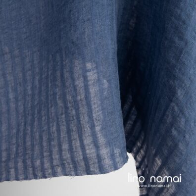 Mėlynas lininis audinys tankiomis ir ažūrinėmis juostelėmis, skalbtas, šalikams, skaroms, užuolaidoms, staltiesėms, palaidinėms siūti