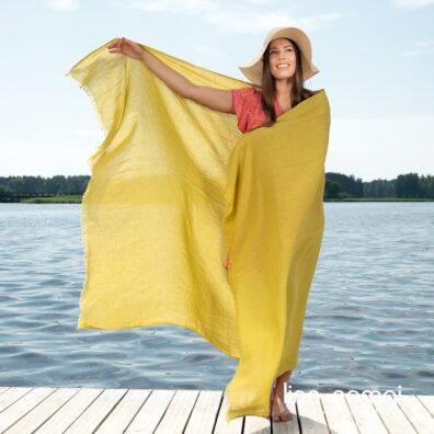 Lengvas žalsvai geltonas paplūdimio rankšluostis iš lino - medvilnės sudėties audinio