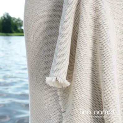 Paplūdimio rankšluosčio audinys austas smulkiu raštu iš pieno baltumo ir melsvai pilkų verpalų