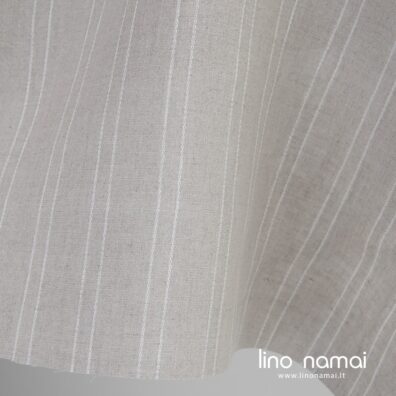 Natūralios spalvos lininis audinys vertikaliomis baltomis raštuotomis juostelėmis