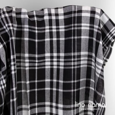 Lino audinys juodais langeliais