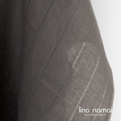 Pilkai rudas lininis audinys su retesnio pynimo vertikaliomis juostelėmis