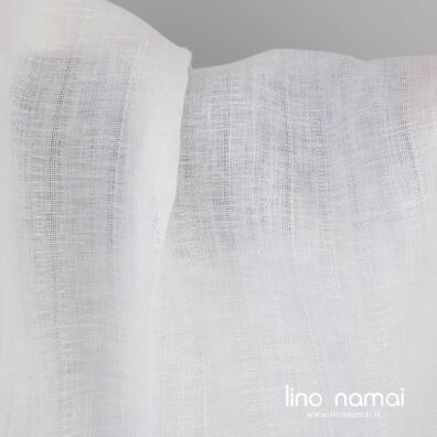 Pieno baltumo lininis audinys vertikaliomis raštuotomis juostelėmis