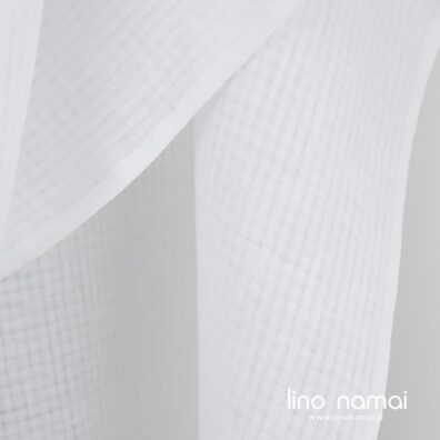 Baltas lino audinys retesnio pynimo juostelėmis, kurios sudaro langelius