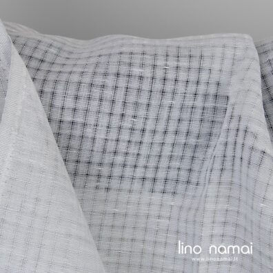 Lininis audinys permatomais langeliais iš melsvai pilkų ir baltų verpalų