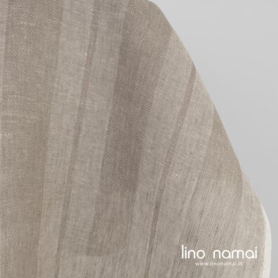 Dryžuotas lininis audinys išaustas iš dviejų atspalvių pilkšvai rusvų verpalų