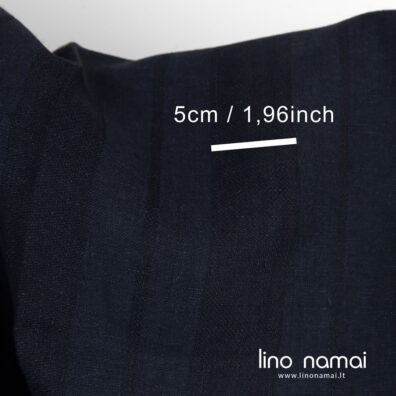 Lininis audinys vertikaliais dryžiais išaustas iš tamsiai mėlynų ir juodų verpalų