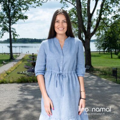 Lininė mėlyna suknelė su įvertu dirželiu ir spaudžių užsegimu priekyje
