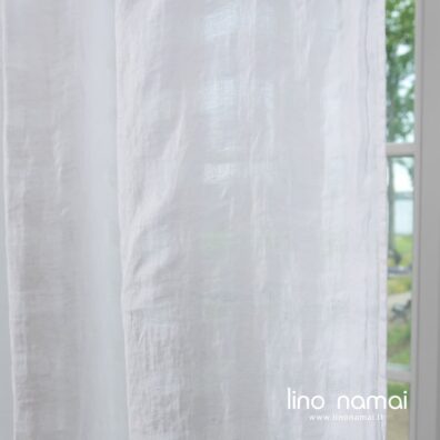 Ryškiai balta languota lininė užuolaida