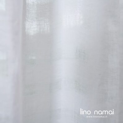 Ryškiai balta lininė užuolaida permatomais langeliais