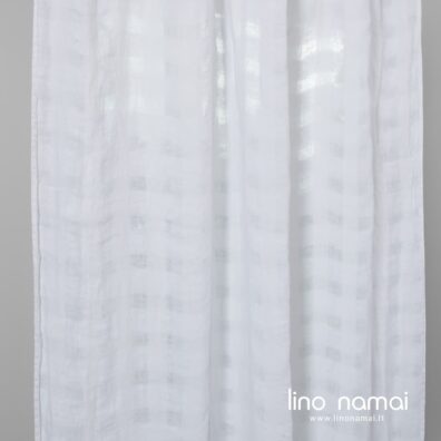 Lininė balta užuolaida su tankiais ir retesnio pynimo langeliais