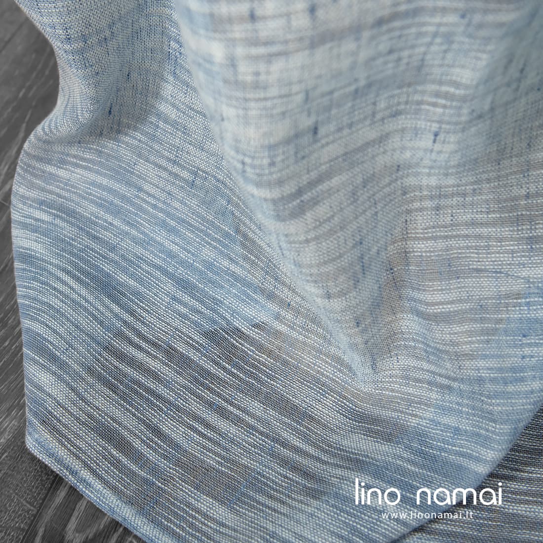 Melsva lino-medvilnės užuolaida su baltais atsitiktiniais dryžiukais