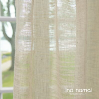 Rusvai pilkšva lino-medvilnės užuolaida su baltais atsitiktiniais dryžiukais