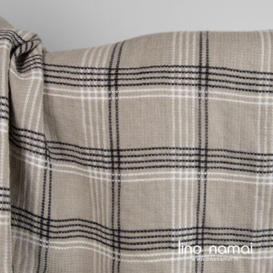 Lininis audinys „vafliniais“ langeliais ir vertikaliais, horizontaliais dryžiais iš pilkšvai rusvų, baltų ir juodų verpalų