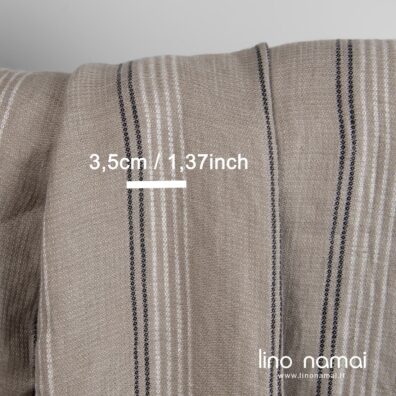 Lininis audinys „vafliniais“ langeliais ir vertikaliais dryžiais iš pilkšvai rusvų, baltų ir juodų verpalų