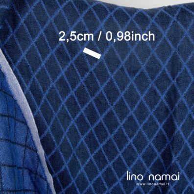 Dvipusis lino audinys su rombais iš mėlynų ir mėlynai juodų verpalų