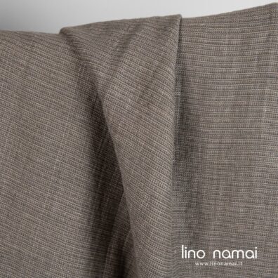 Smulkiai raštuotas lino - medvilnės audinys iš kelių atspalvių pilkų verpalų, specialiai skalbtas