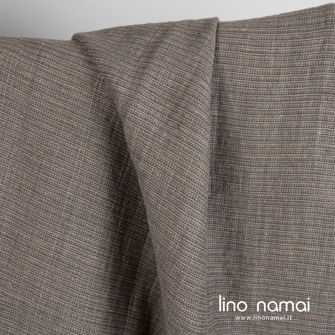 Smulkiai raštuotas lino - medvilnės audinys iš kelių atspalvių pilkų verpalų, specialiai skalbtas