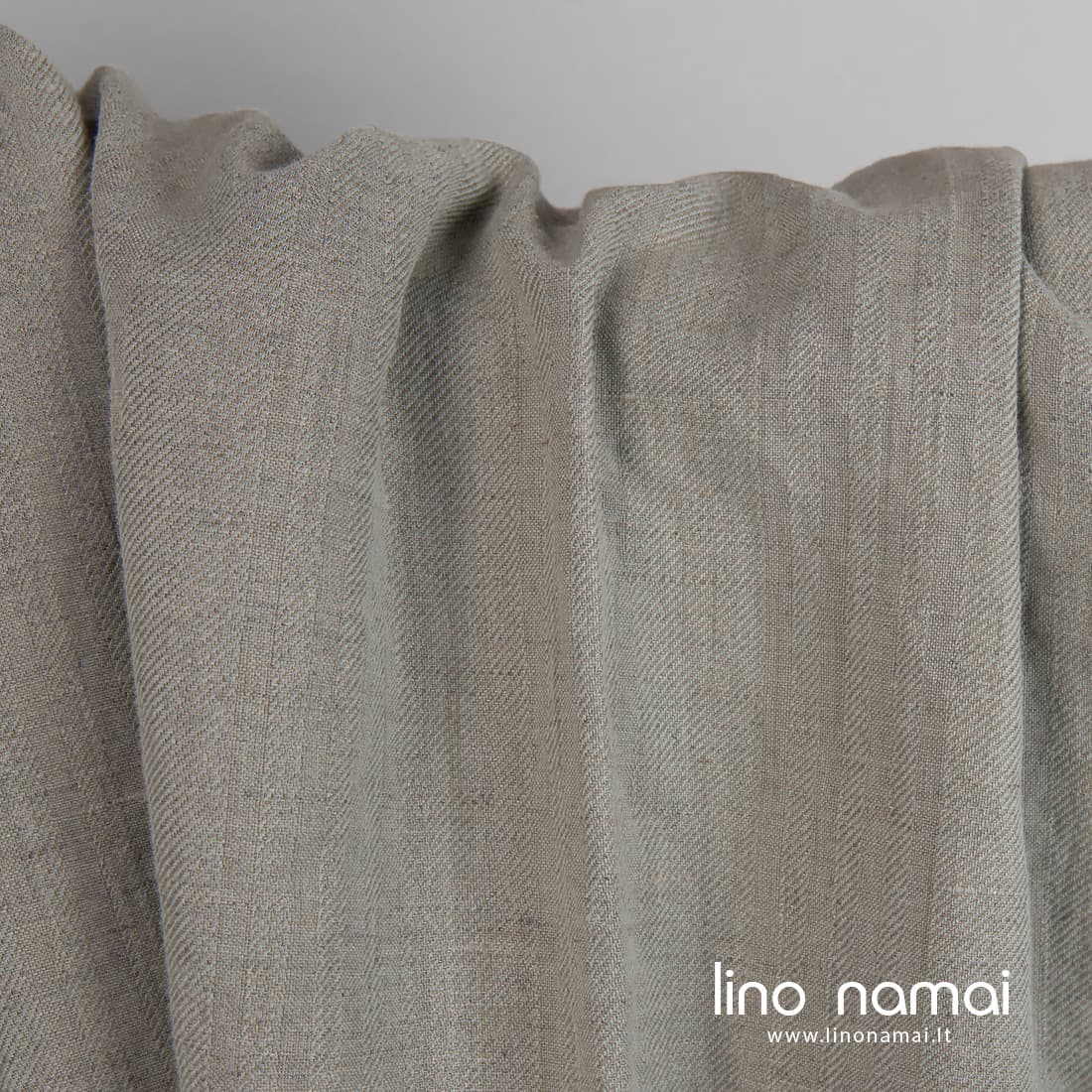 Lino - medvilnės audinys vertikaliomis raštuotomis juostelėmis iš sendintos žalios ir natūralios spalvos verpalų