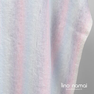 Lino audinys, kuriame vertikaliomis juostomis suausti rožiniai, pilkšvai violetiniai, žalsvi, žydri, balti lino ir sidabro spalvos poliesterio verpalai