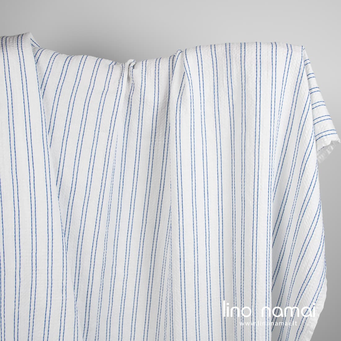 Medvilnės-kanapės audinys mėlynai dryžuotas skalbtas