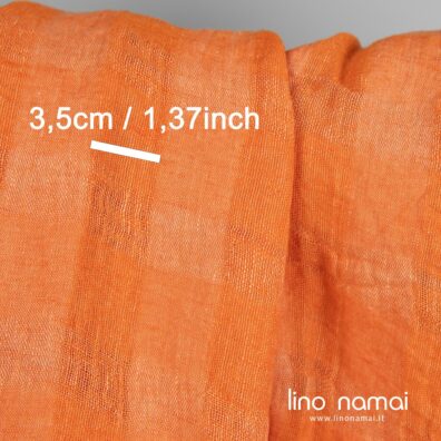 Lino audinys permatomais ir tankaus pynimo langeliais iš oranžinių ir persiko spalvos verpalų