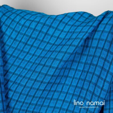 Lininis audinys permatomais ryškiai mėlynais langeliais skalbtas minkštas švelnus