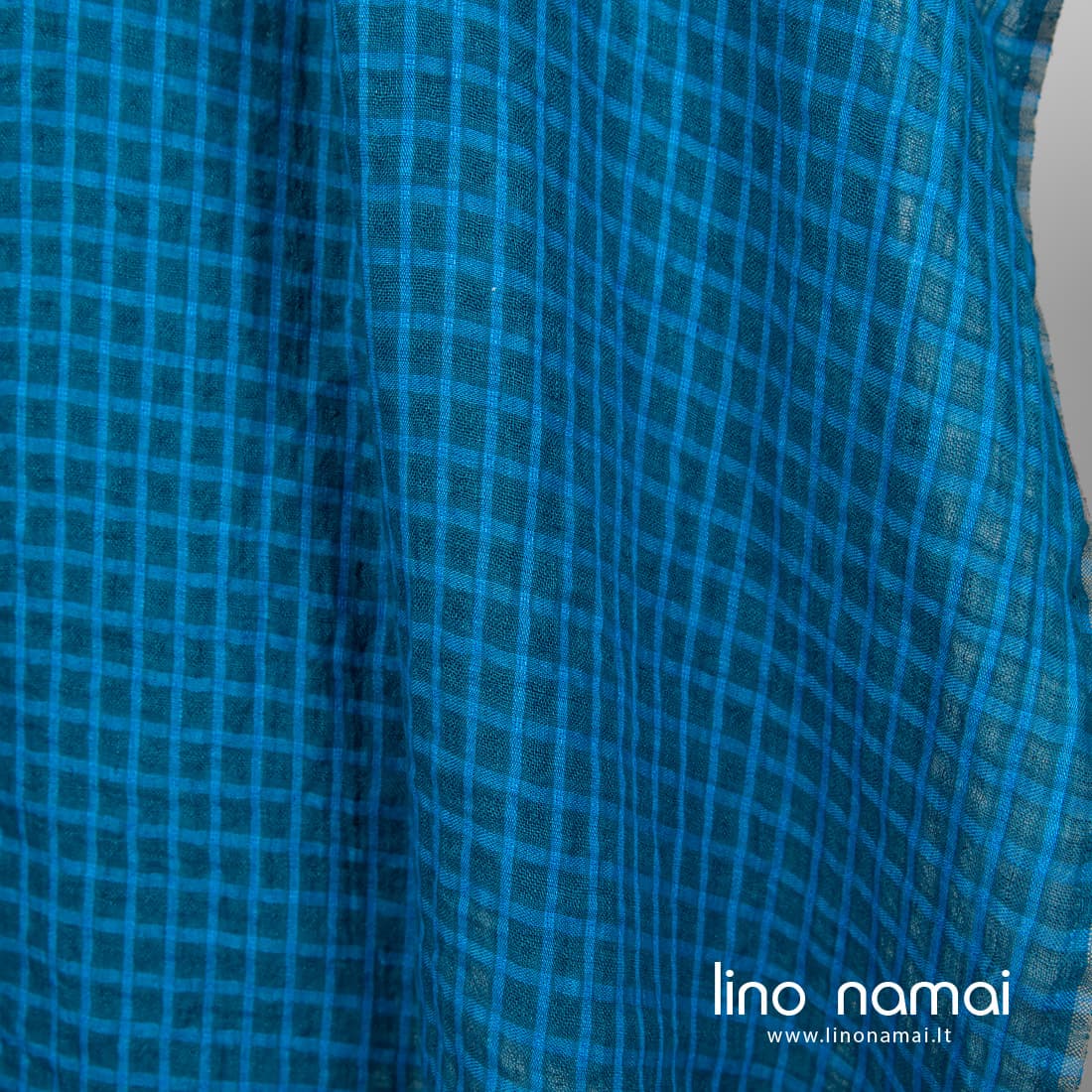 Lininis audinys permatomais turkio ir mėlynos spalvos langeliais skalbtas tinka lengviems drabužiams ir namų tekstilei siūti