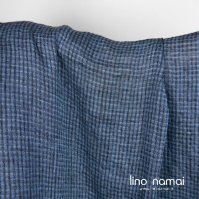 Lino audinys permatomais langeliais iš mėlynų ir juodų verpalų