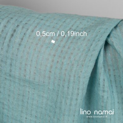 Lino audinys permatomais langeliais iš šviesios turkio spalvos ir melsvai žalsvų verpalų