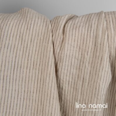 Lino audinys vertikaliomis juostelėmis iš rusvų ir pilkšvai rusvų verpalų