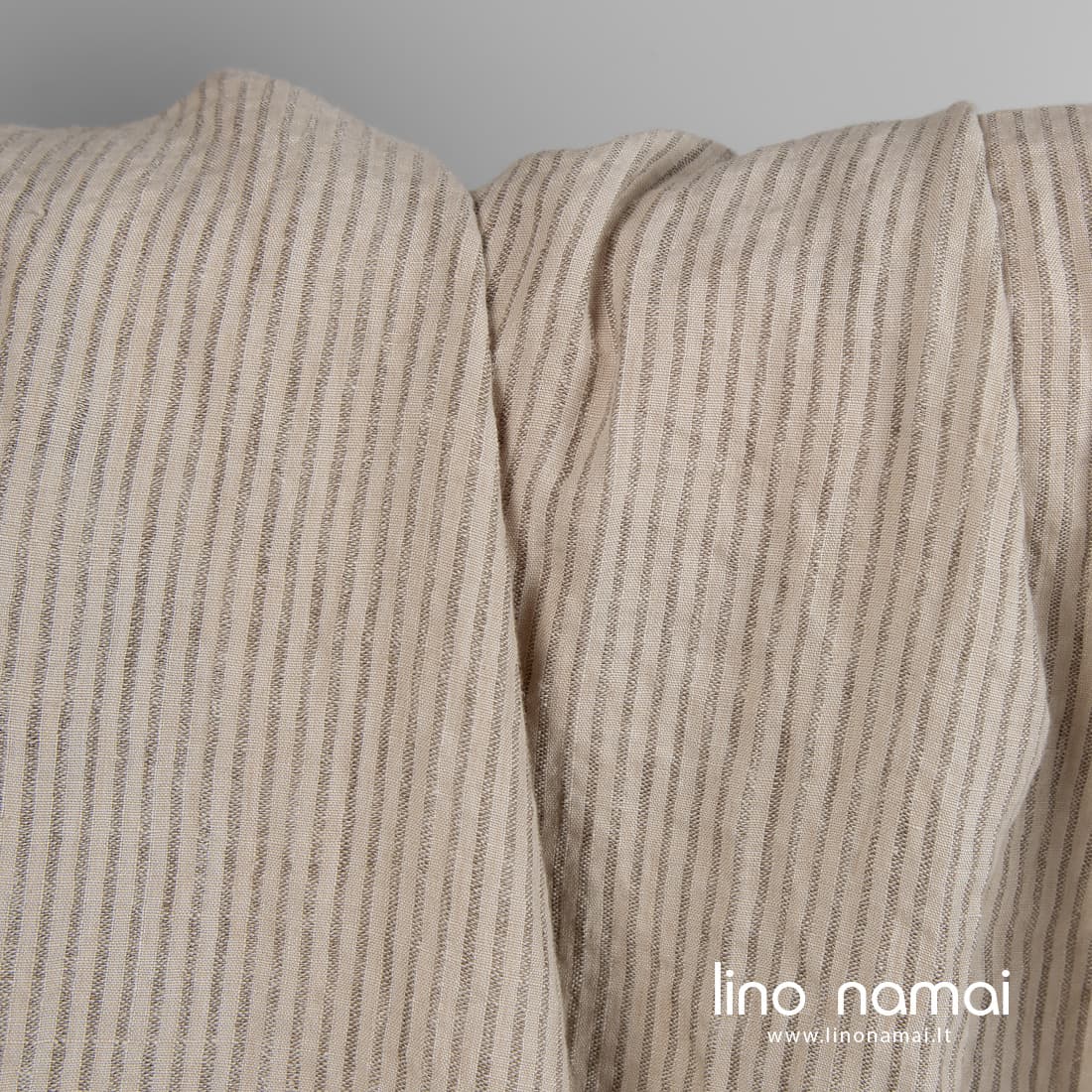 Lino audinys vertikaliomis juostelėmis iš rusvų ir pilkšvai rusvų verpalų