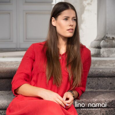 Lengva laisva ilga raudona lininė suknelė iš specialiai skalbto audinio