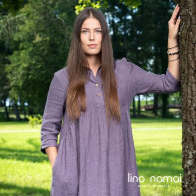 Violetinė lininė suknelė su sagų užsegimu