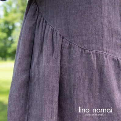 Lininė suknelė iš smulkiai raštuoto violetinio audinio