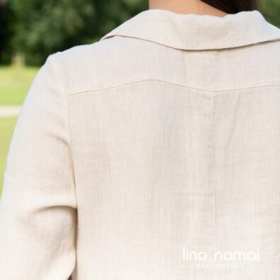 Lininė suknelė iš smulkiai raštuoto smėlio spalvos audinio