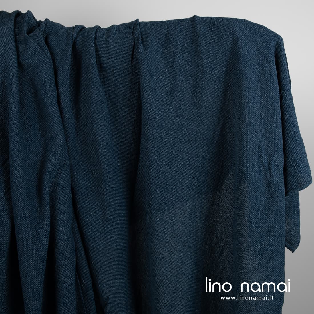 Puslininis platus audinys mėlynai juodas skalbtas