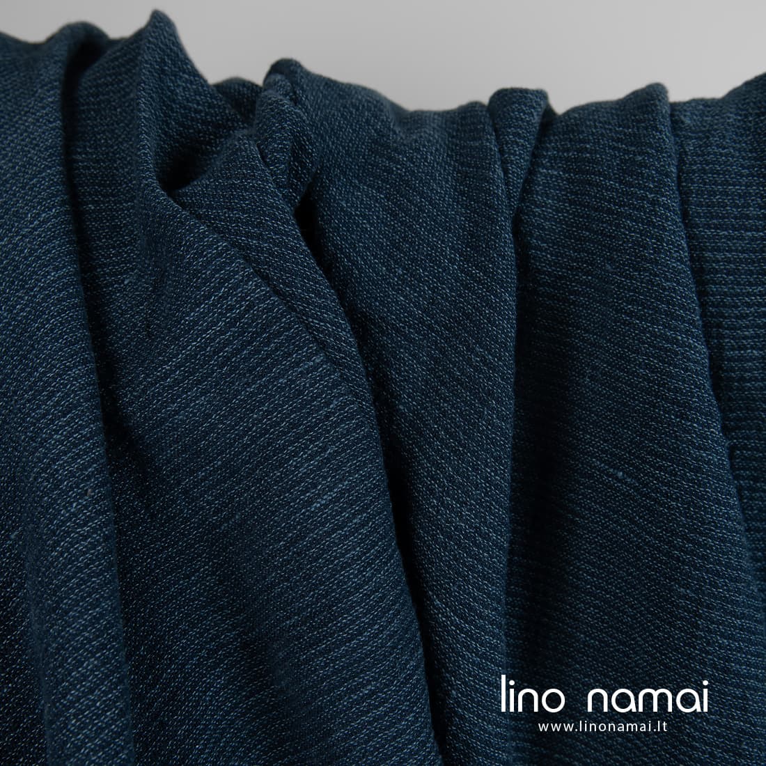 Puslininis platus audinys mėlynai juodas skalbtas minkštas švelnus