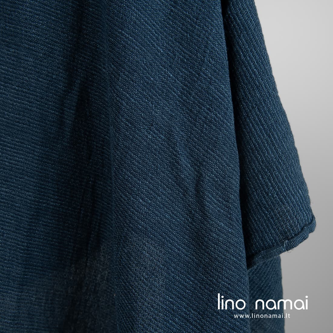 Puslininis platus audinys mėlynai juodas skalbtas tinka drabužiams ir namų tekstilei siūti