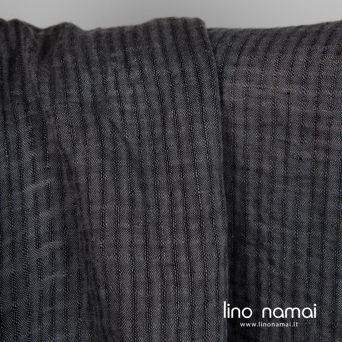 Lino audinys permatomais langeliais išaustas iš juodų ir tamsiai pilkų verpalų