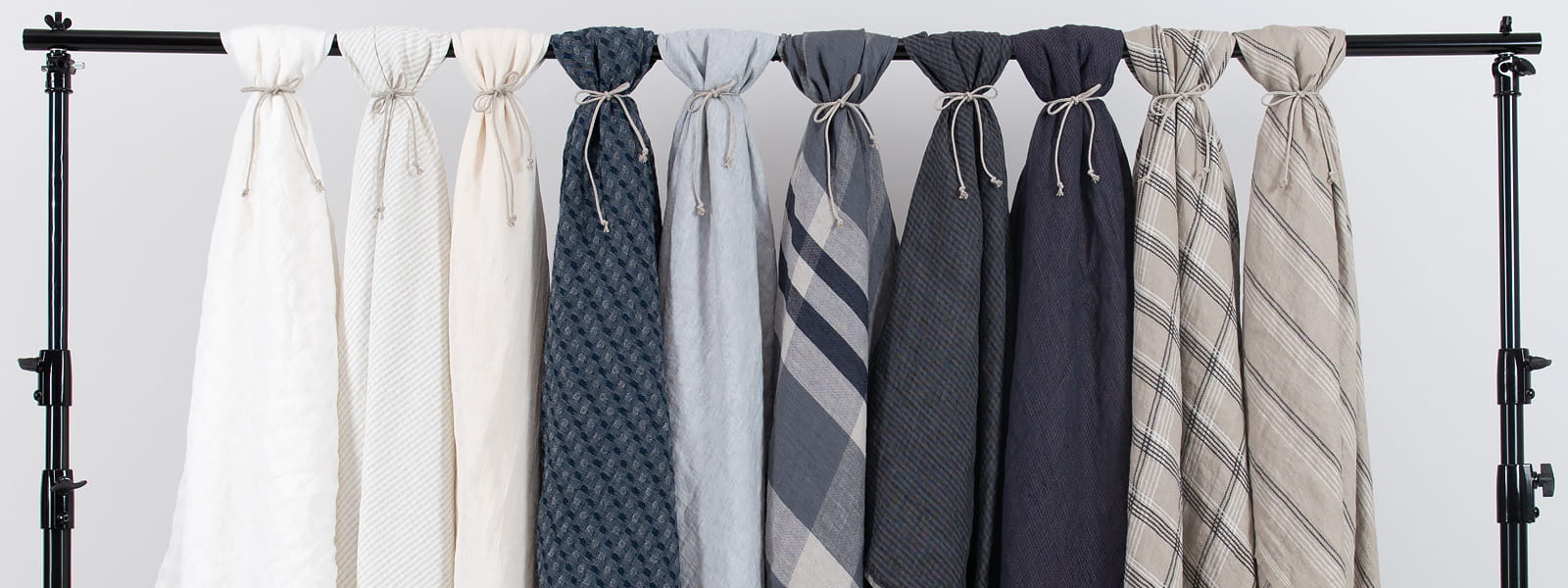 Balti, melsvi ir rusvi lininiai audiniai iš kolekcijos Ruduo / Žiema 2023-2024