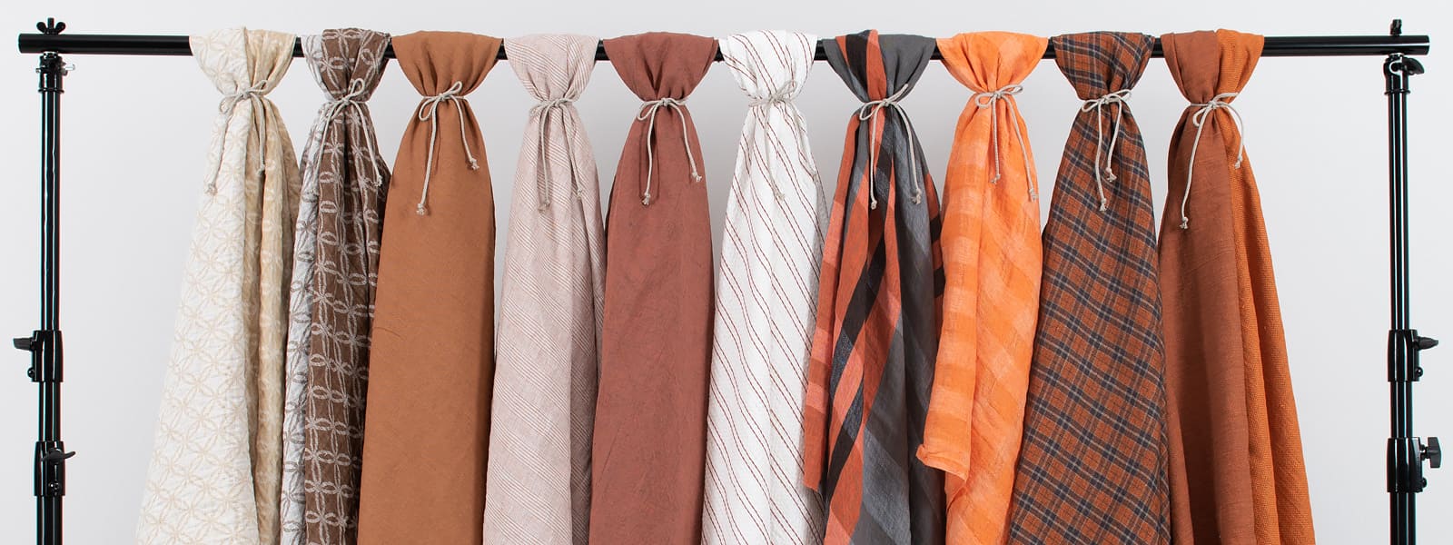 Oranžiniai ir rudi lininiai audiniai iš kolekcijos Ruduo / Žiema 2023-2024